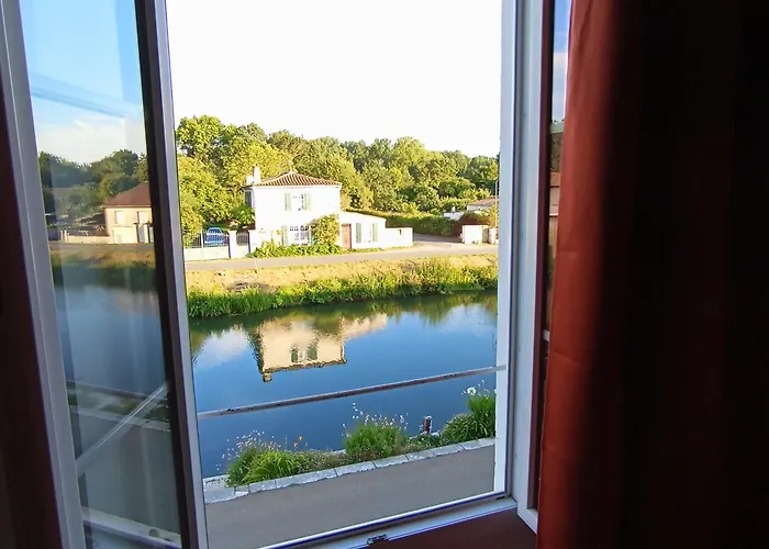 Au Bord De L\'Eau Coulon